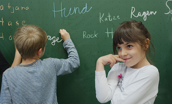 Zwei Kinder vor Tafel, © Günster, 2015