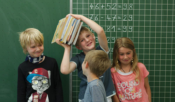 Vier Kinder vor Tafel, © Günster, 2015