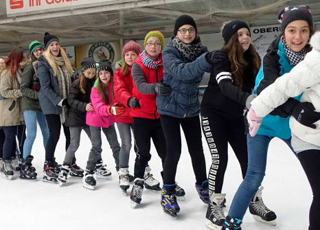 Kinder beim Eislaufen